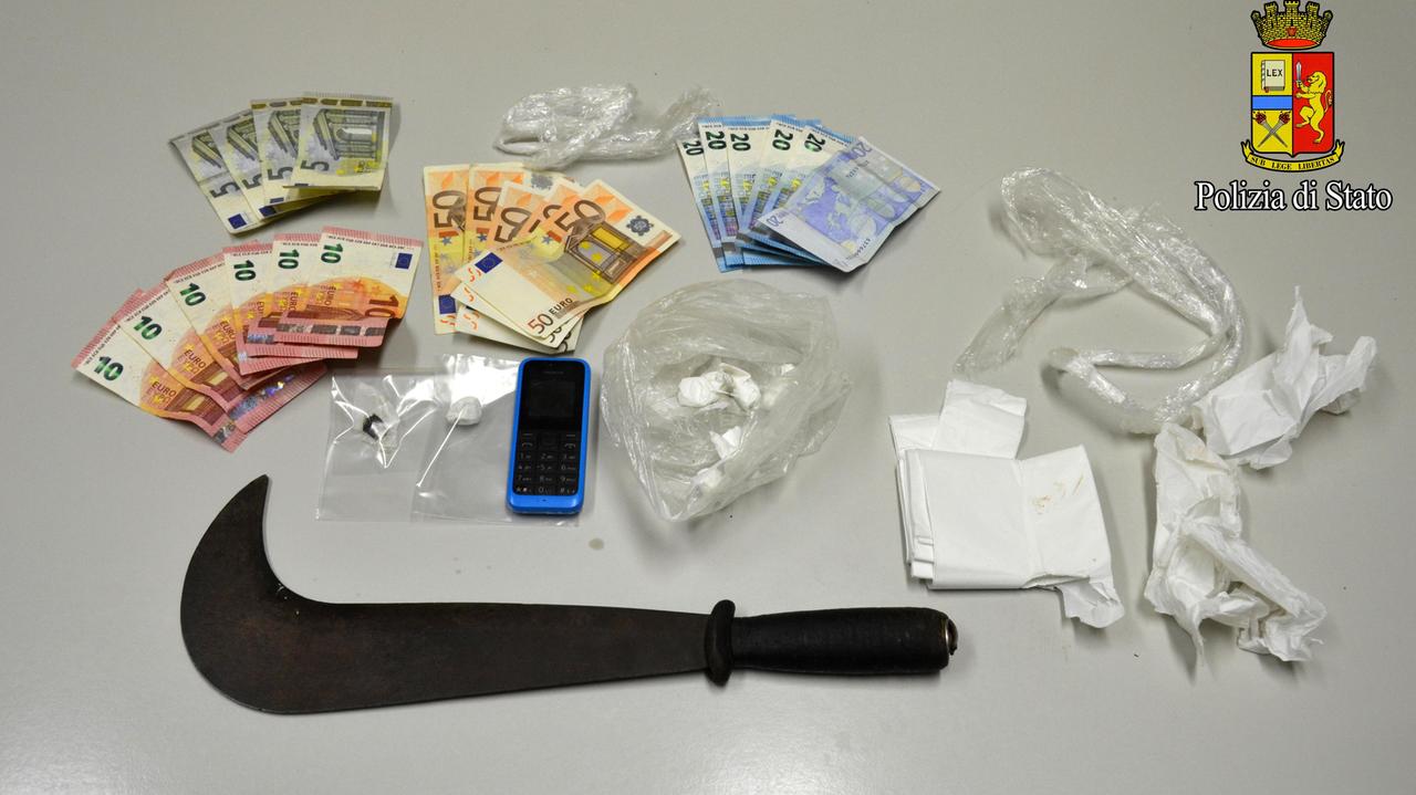 I soldi, la droga, il telefonino e il pennato sequestrati