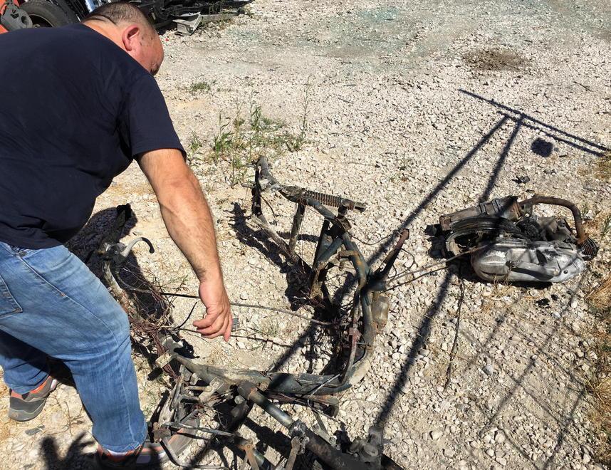 Scooter dato alle fiamme ma il proprietario non si trova 