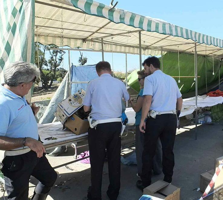 Commerciante scippata della collana da un uomo che fugge in scooter