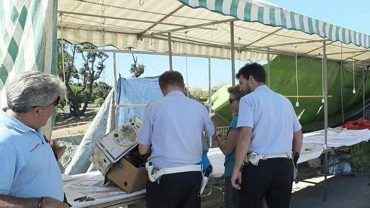 Commerciante scippata della collana da un uomo che fugge in scooter
