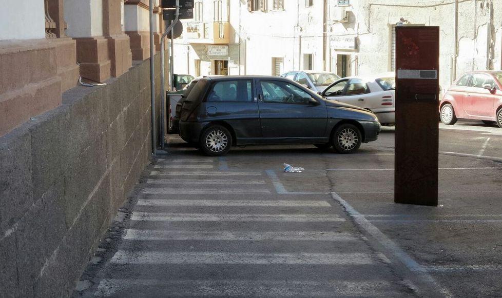 Auto in sosta sul passaggio pedonale 