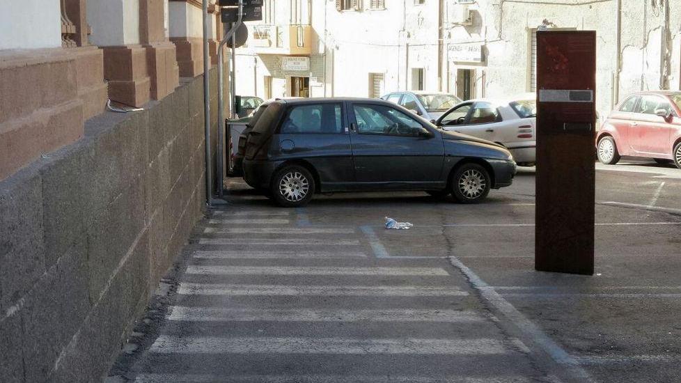 Auto in sosta sul passaggio pedonale
