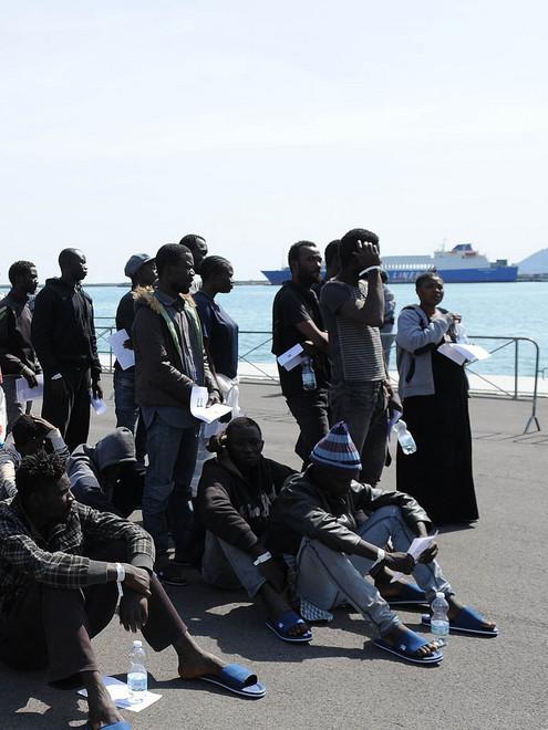  Migranti, lite con i cocci di vetro 