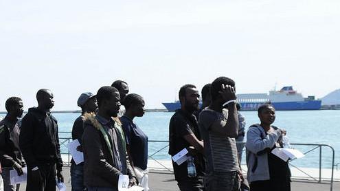 Migranti, lite con i cocci di vetro