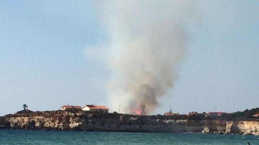 In riva al mare le fiamme lambiscono le case