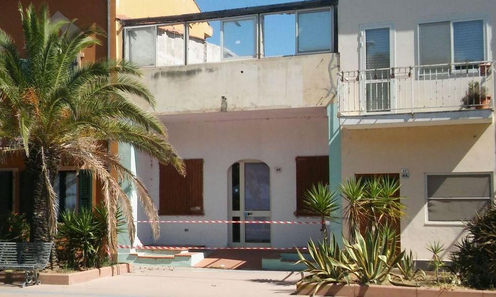 Sigilli a una casa sul lungomare