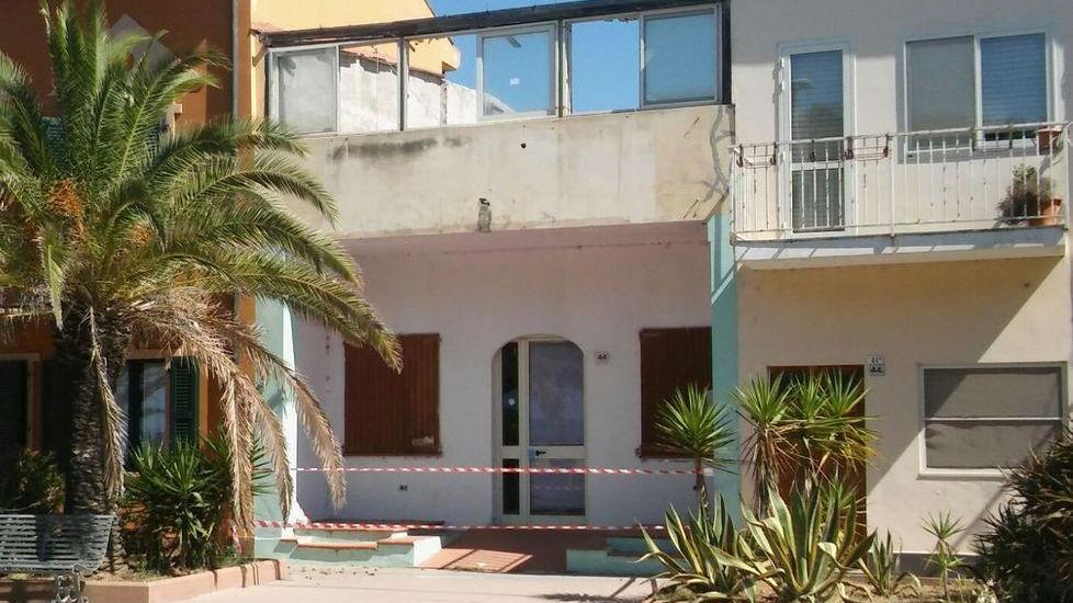 Sigilli a una casa sul lungomare