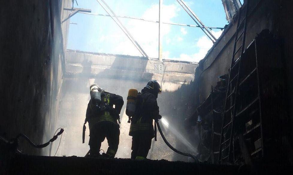 In fiamme un deposito di attrezzi