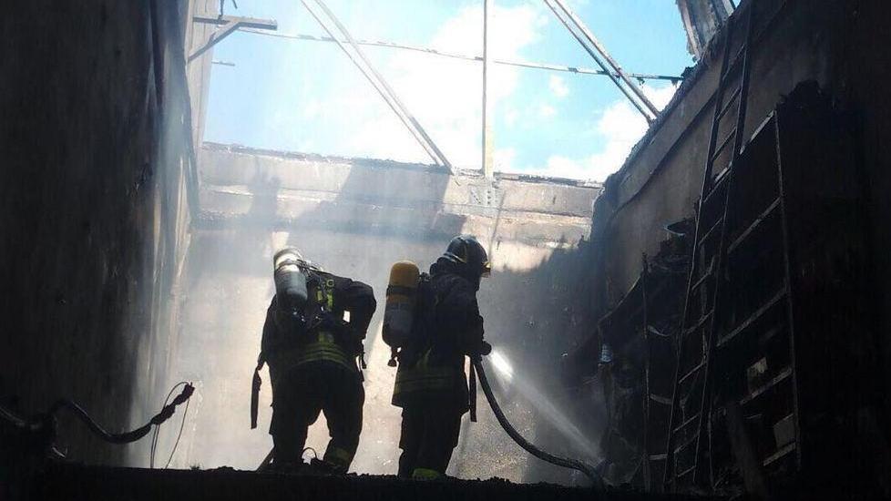 In fiamme un deposito di attrezzi