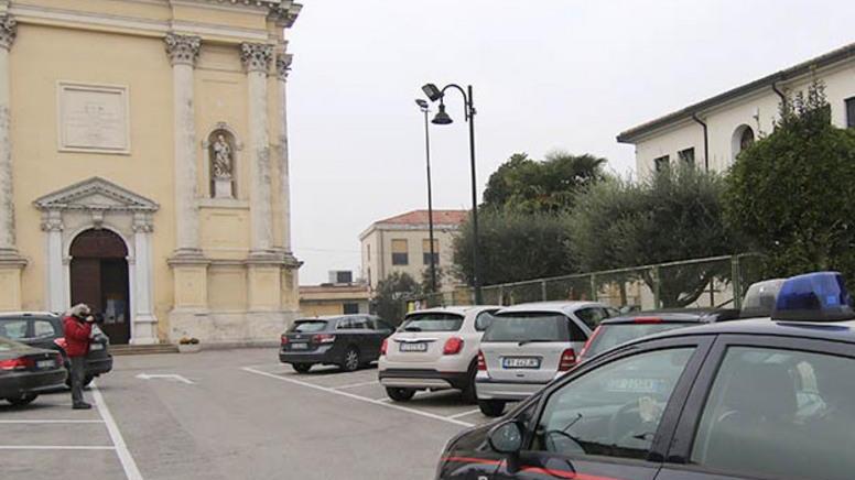 Danneggia una statua in chiesa