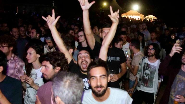 Corna al cielo per i lupi del rock