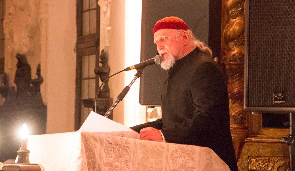  Moni Ovadia in piazza per cantare “Signornò” 