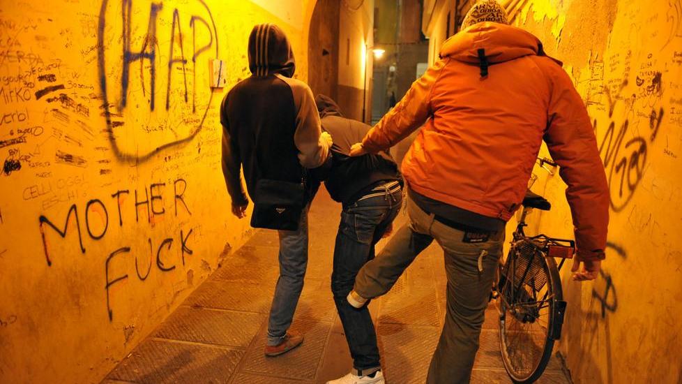 A 16 anni picchiata e rapinata da tre bulle