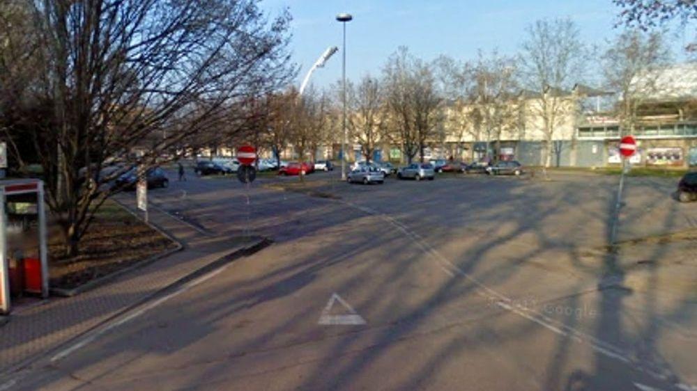 Modena: loro ballano, i ladri svuotano auto