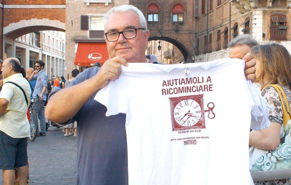 Don Domenico Bedin con la maglietta che ricorda il sisma in Emilia del maggio 2012