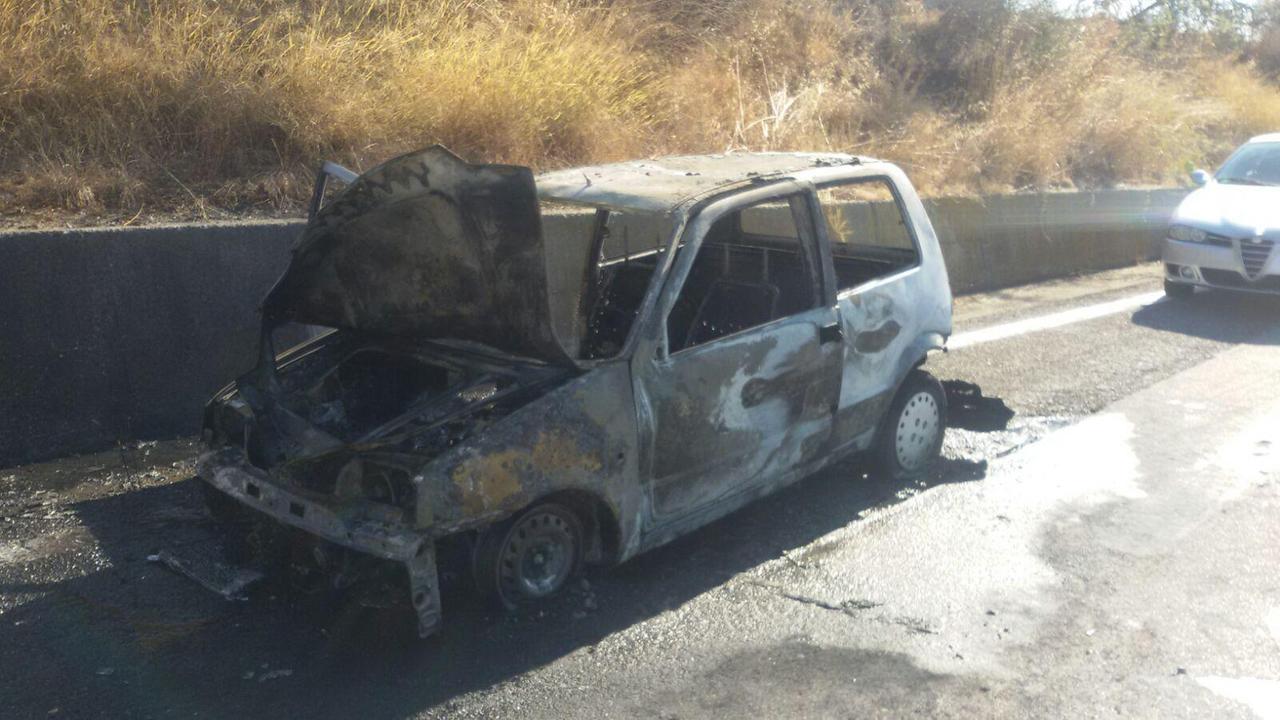 L'auto distrutta dalle fiamme