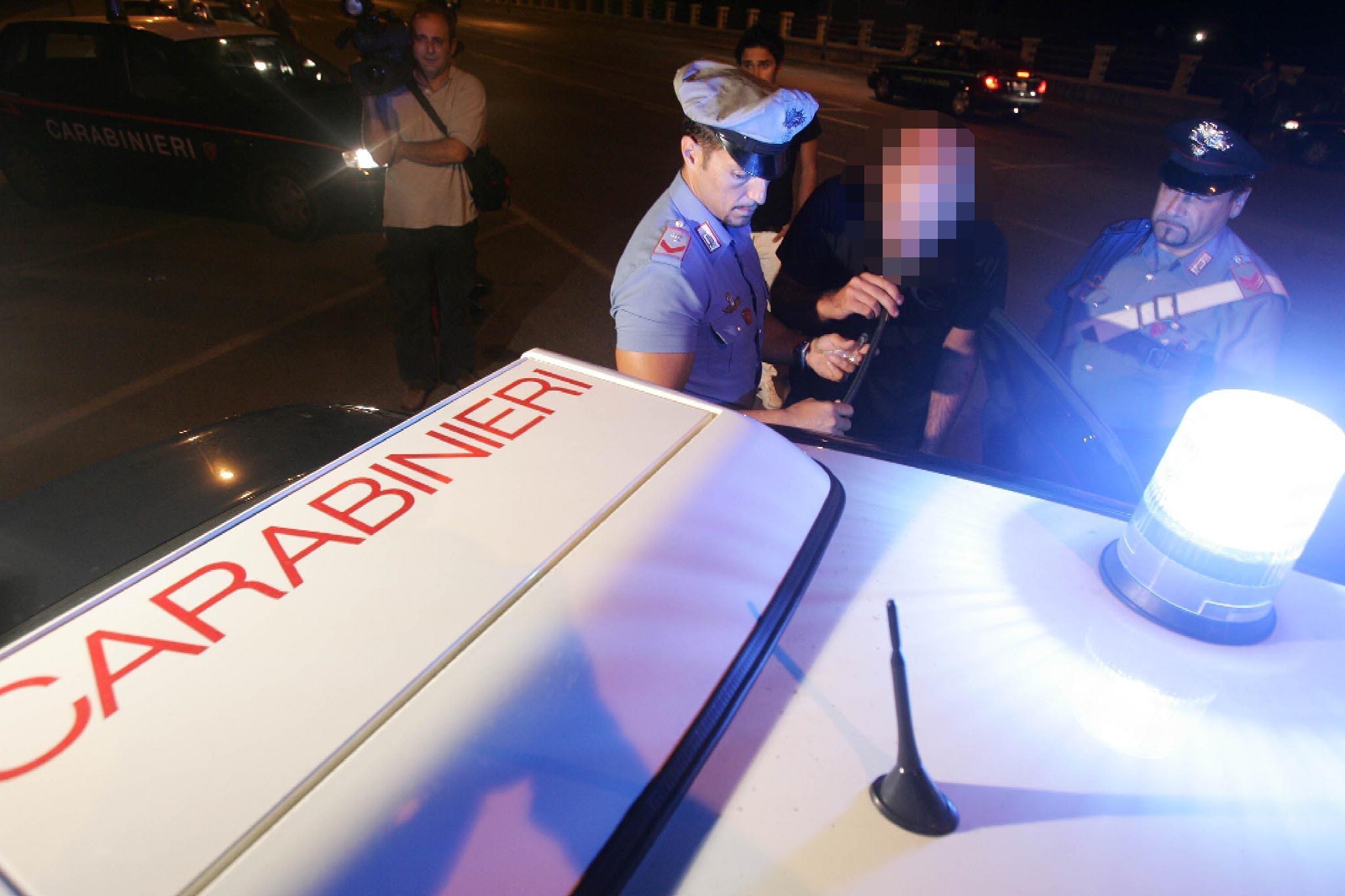 Controlli dei carabinieri con l'alcoltest (foto d'archivio)