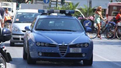Volante della polizia in centro a Forte