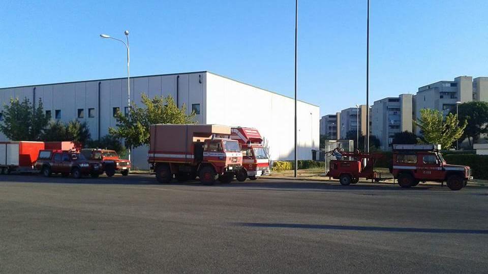 I cinque mezzi dei vigili del fuoco di Grosseto in partenza per Cittareale, in provincia di Rieti