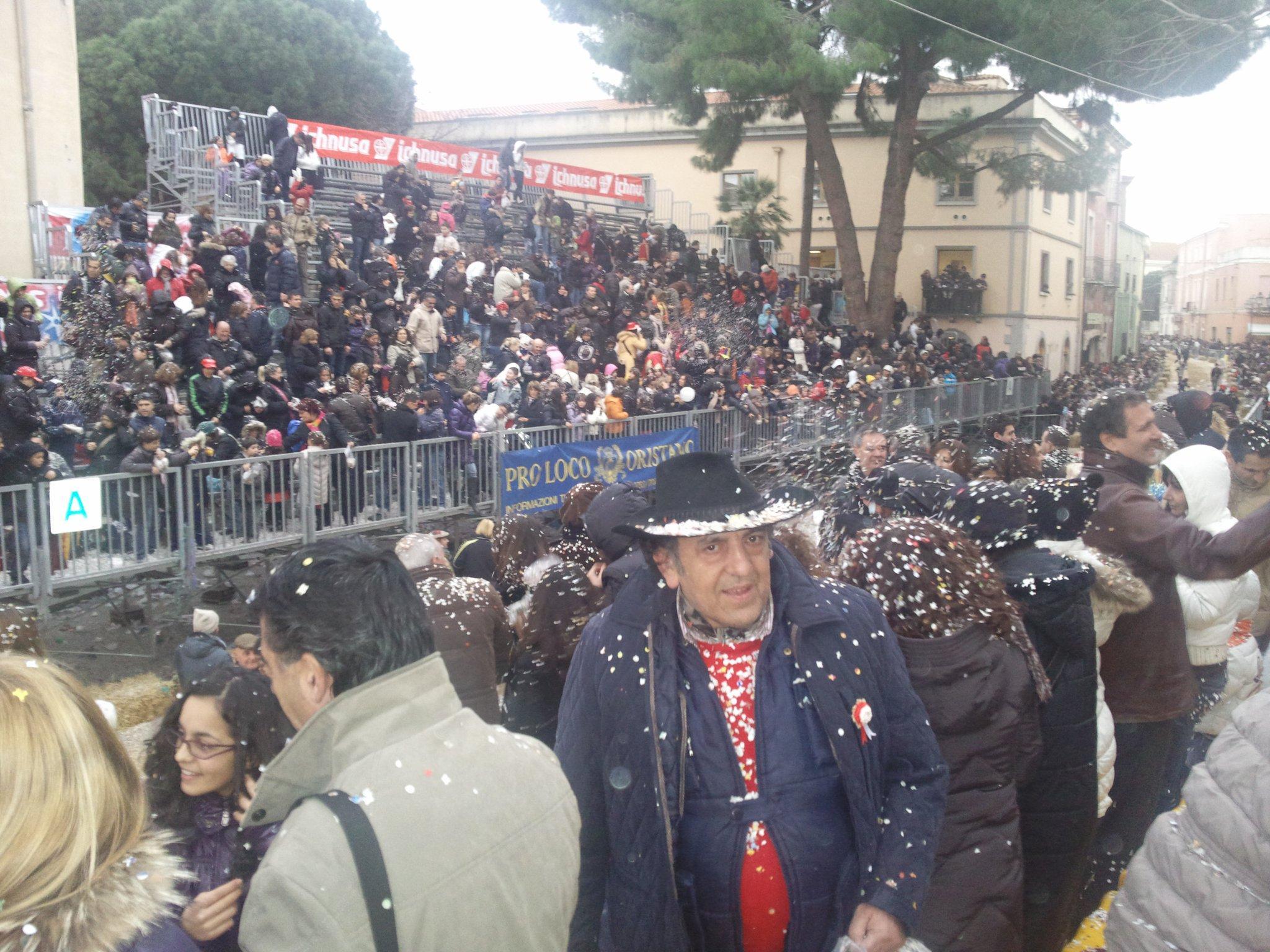 Giuseppe Caboni sulle tribune di via Duomo durante la Sartigliedda