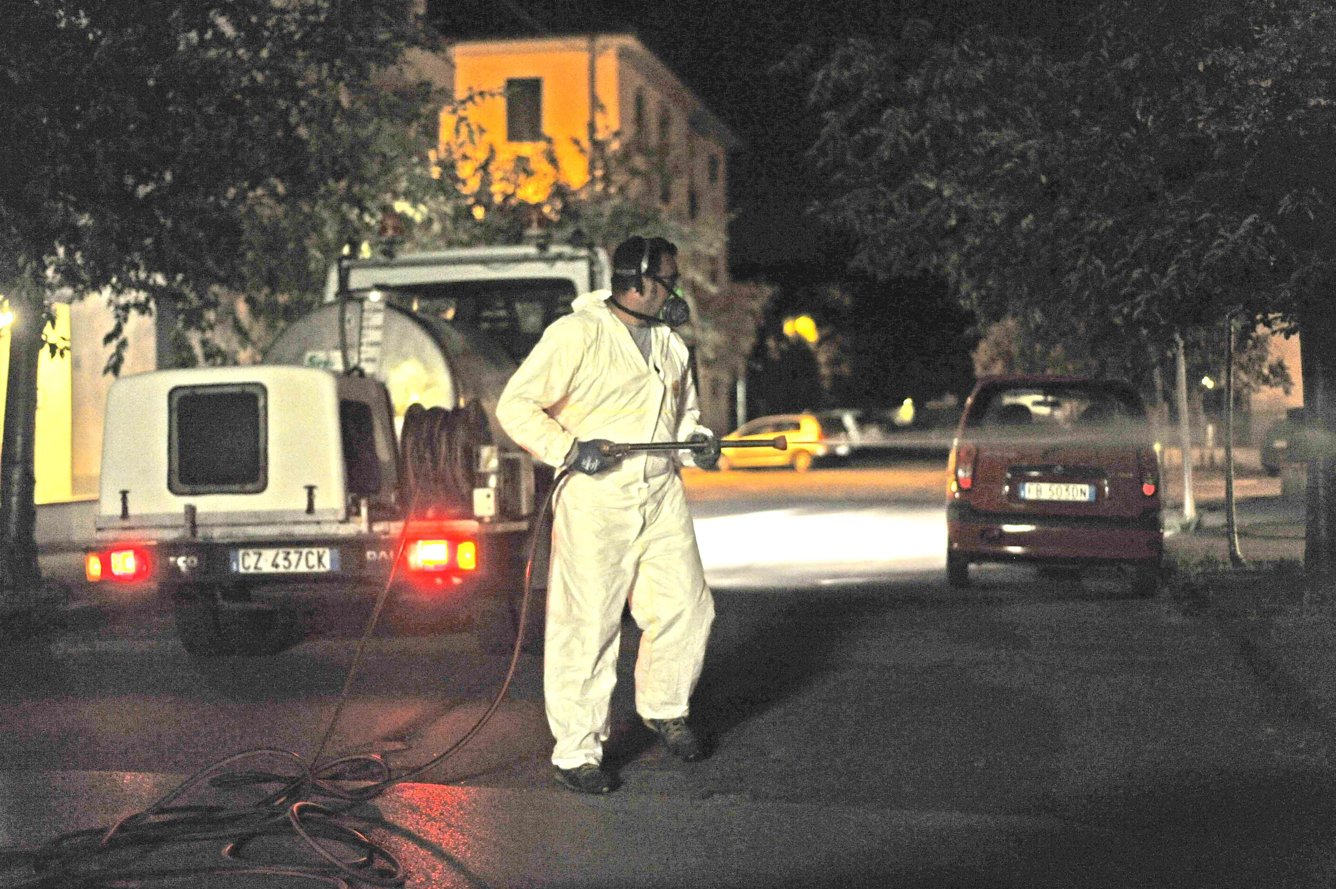 Pistoia, disinfestazione nel cuore della notte contro il virus Zika - LE FOTO