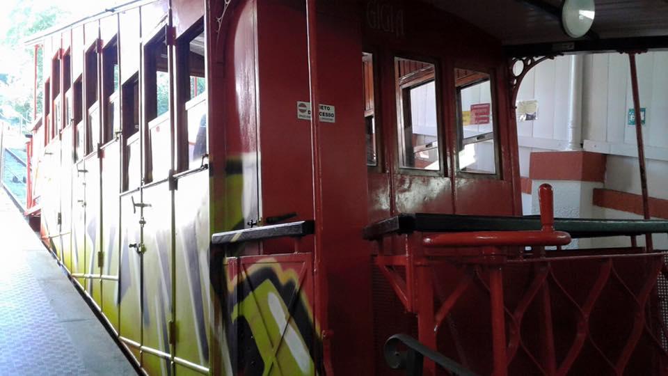 Le scritte a bomboletta su una fiancata della funicolare