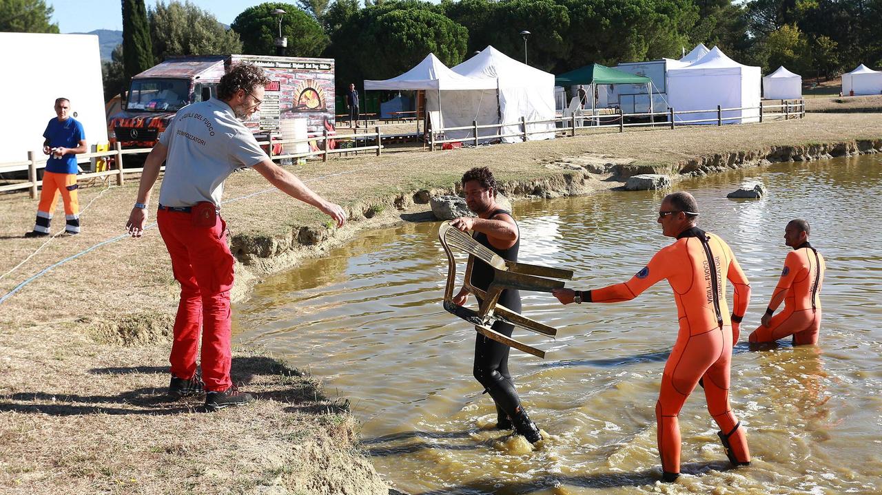 La cercano per ore anche dentro un lago: "Sto bene, mi dispiace di avere creato questo casino" - Foto