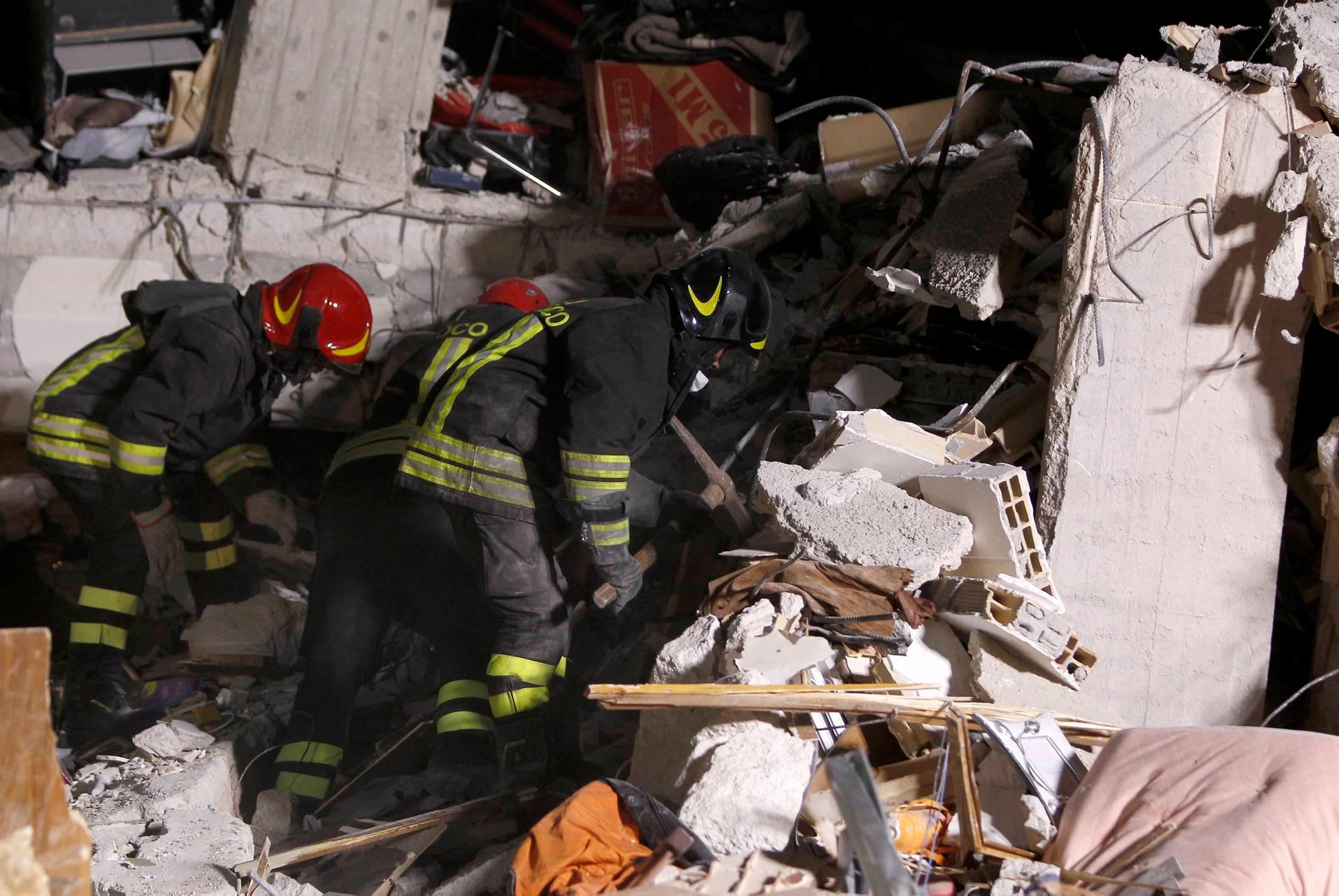 Vigili del fuoco conitinuano le ricerche ad Amatrice