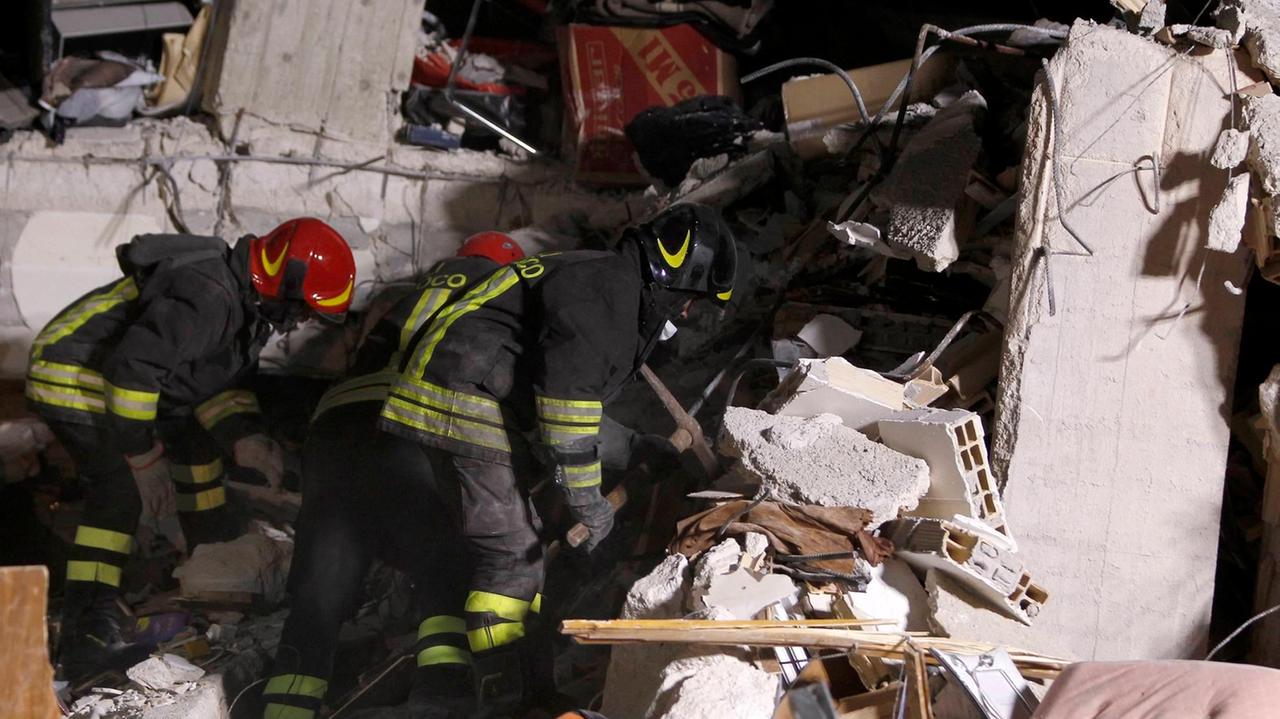 Vigili del fuoco conitinuano le ricerche ad Amatrice