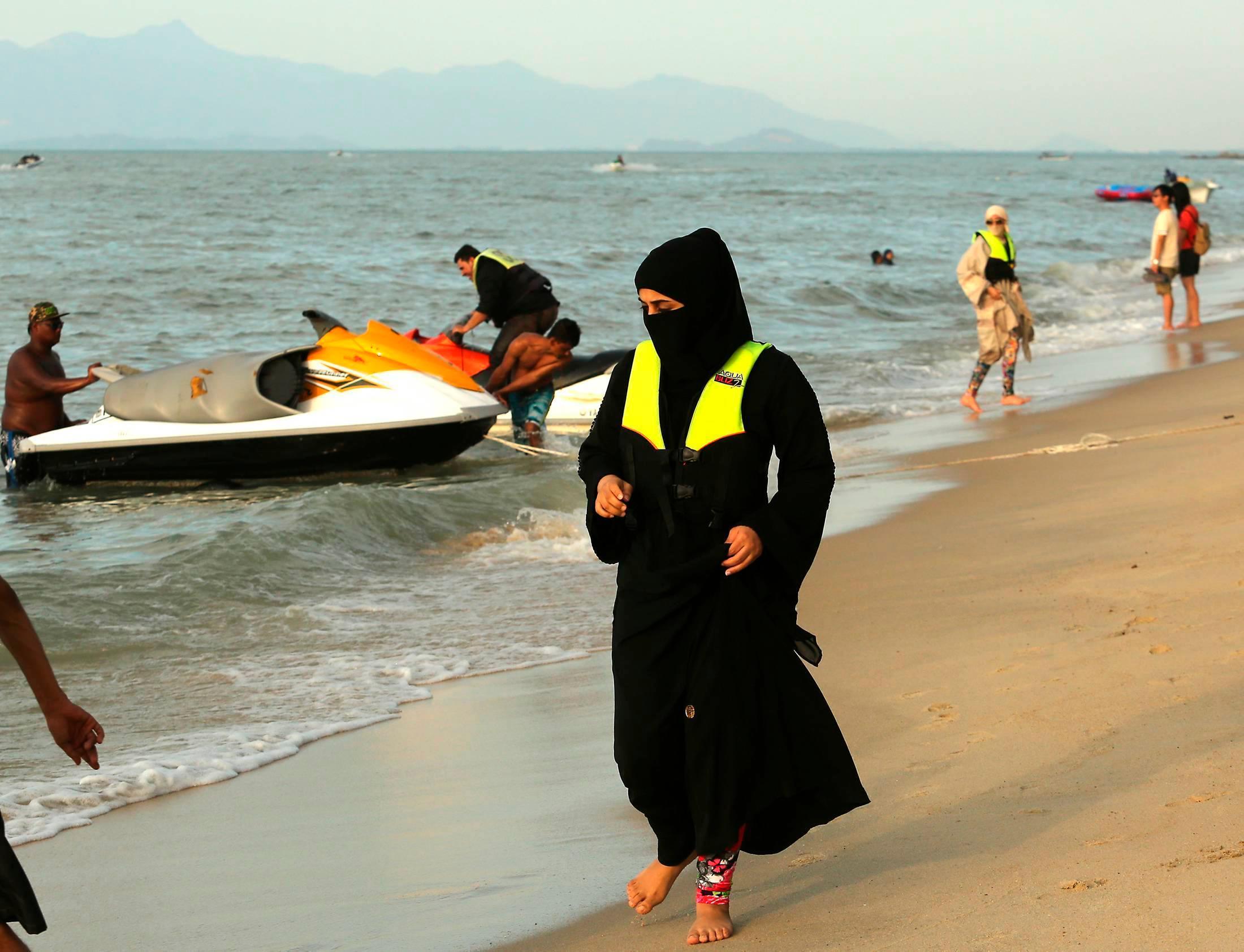Viva la libertà di scoprirsi ma anche di stare in burkini 