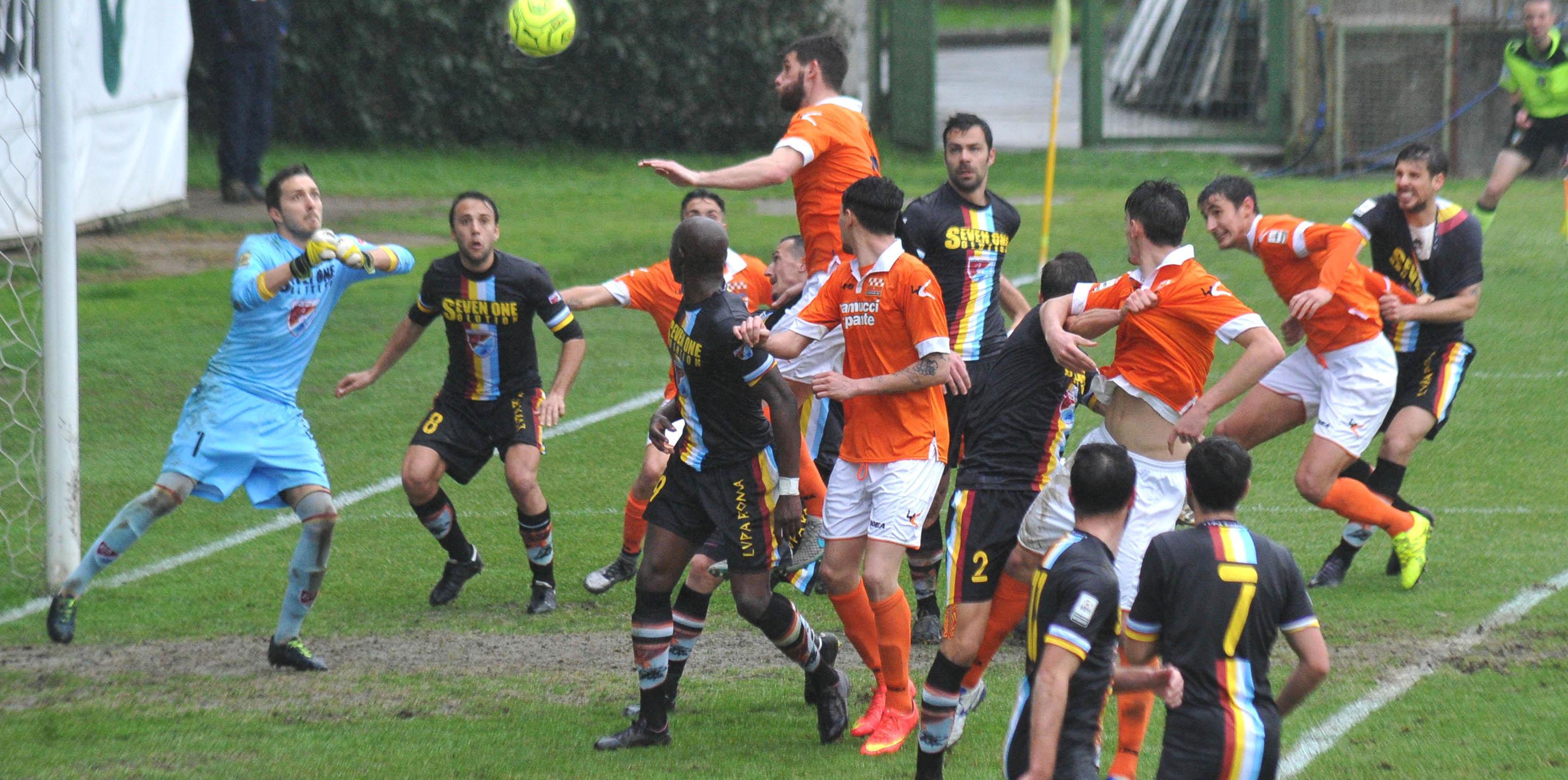 Un'azione della partita fra Pistoiese e Lupa Roma dello scorso febbraio