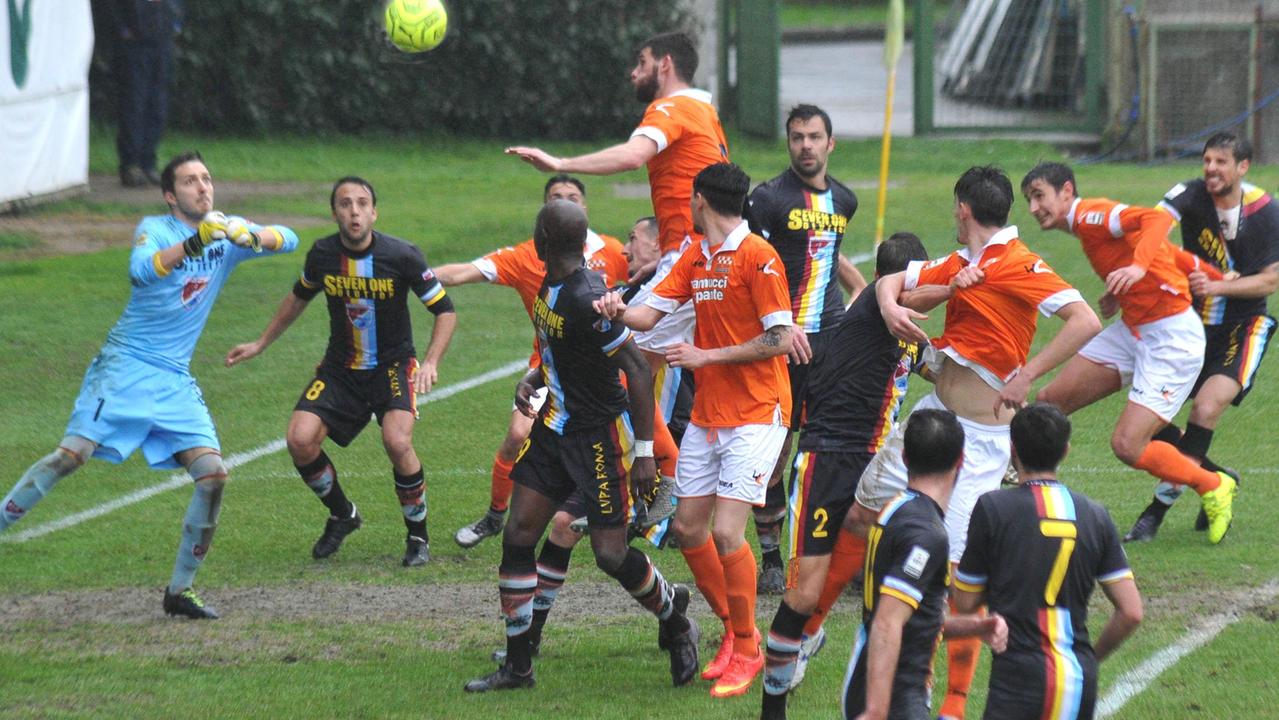 Un'azione della partita fra Pistoiese e Lupa Roma dello scorso febbraio