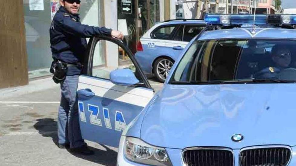 «Mi riconosci?» Poi la abbraccia e le ruba la collana