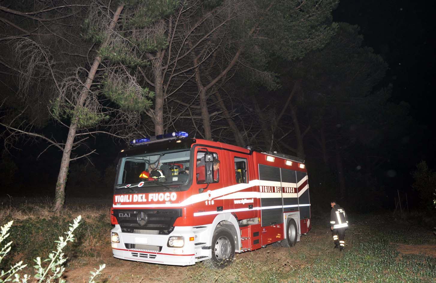 Una delle squadre dei vigili del fuoco del distaccamento di Piombino (foto Paolo Barlettani)