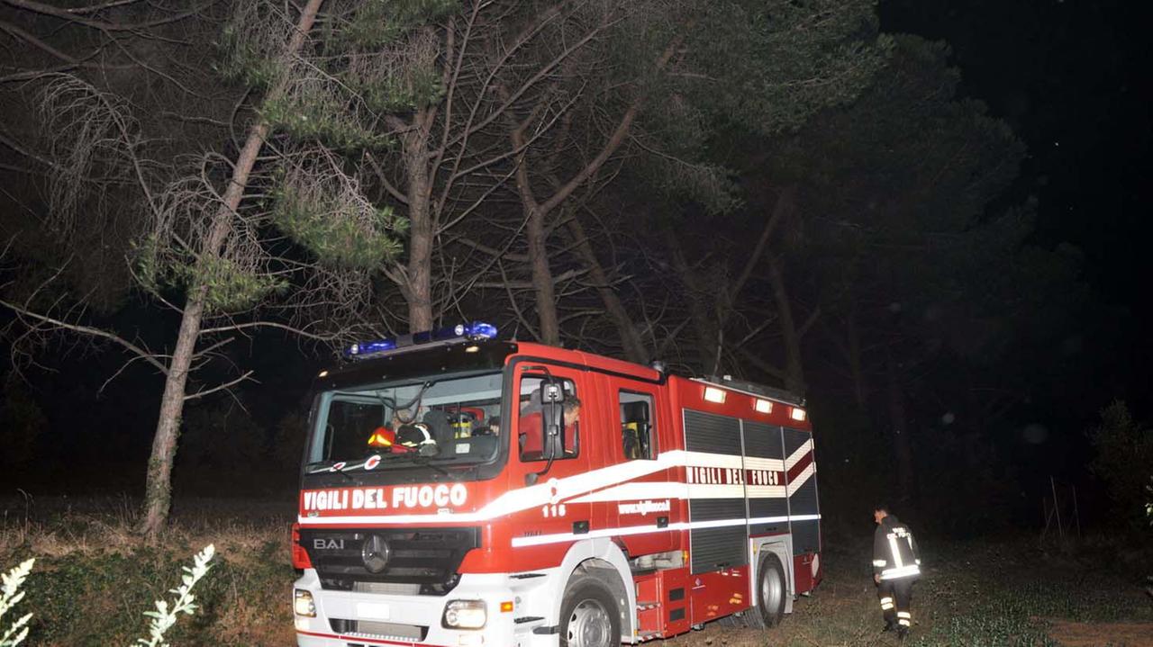 Una delle squadre dei vigili del fuoco del distaccamento di Piombino (foto Paolo Barlettani)