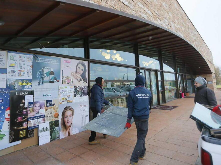 Svaligiano la farmacia: caccia a 5 incappucciati 
