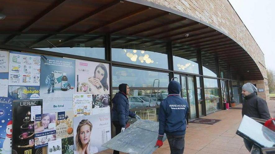Svaligiano la farmacia: caccia a 5 incappucciati