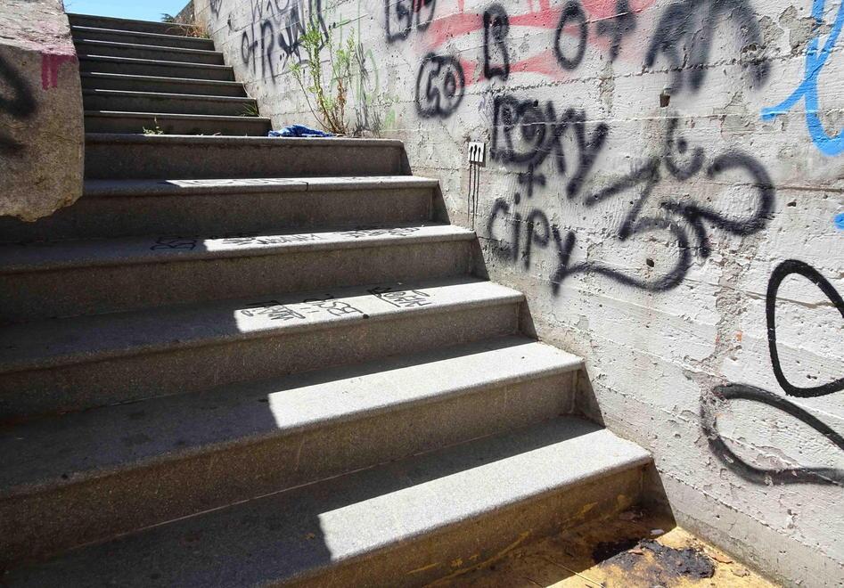 Parchi, una via crucis tra sporco e giochi rotti 