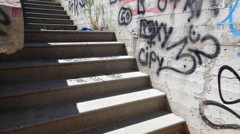 Parchi, una via crucis tra sporco e giochi rotti