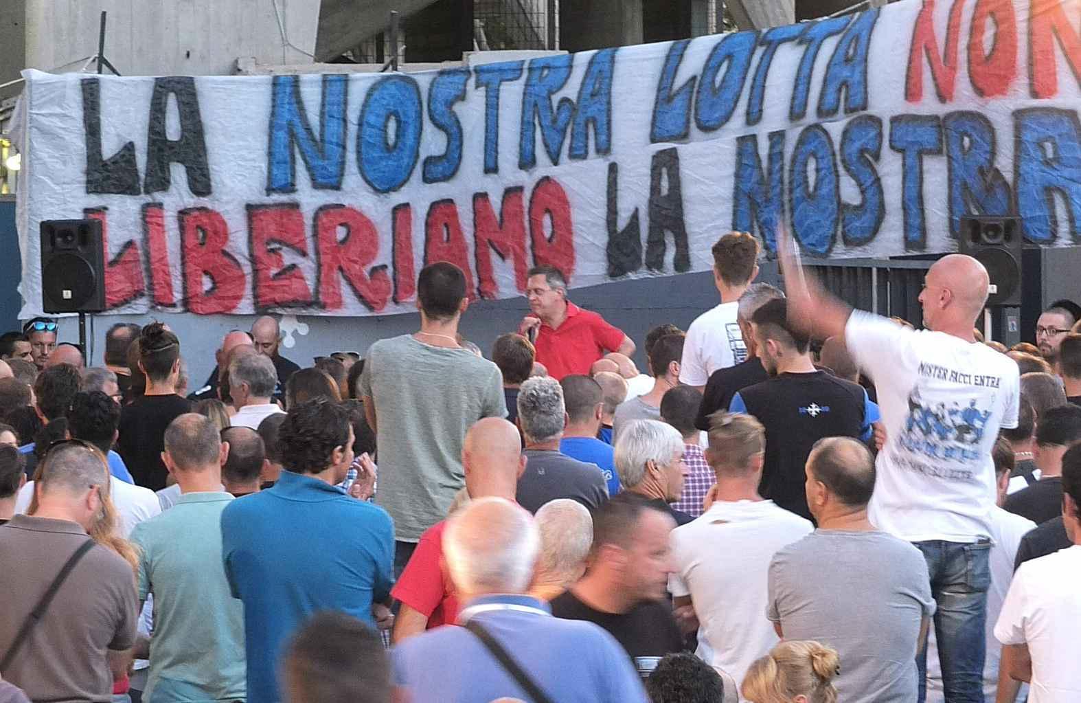 Il sindaco parla ai tifosi all'Arena (foto Renzullo/Muzzi)