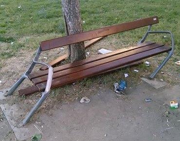 Rifiuti, panchine spaccate e sedie “volanti” nei parchi 