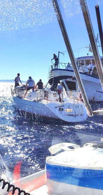 Barca disalberata al largo di Capraia famiglia in salvo 