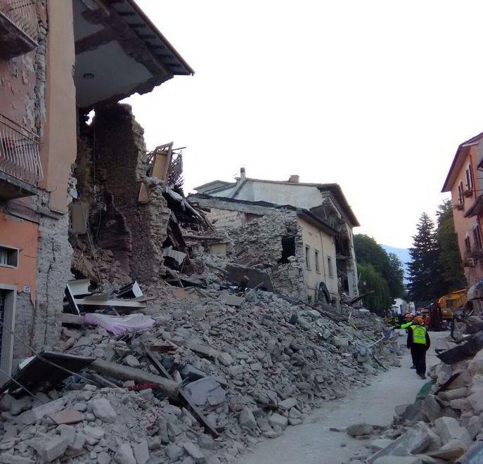 Il vigile: incredibile, nulla è rimasto in piedi 