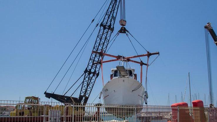 Battello contro gli scogli due turisti restano feriti