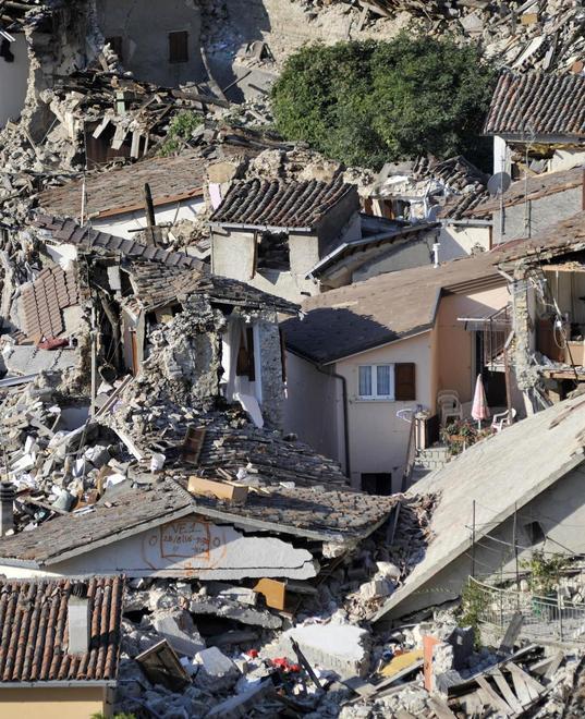 Andrea sepolto nel crollo della casa: il dolore a S. Antioco 