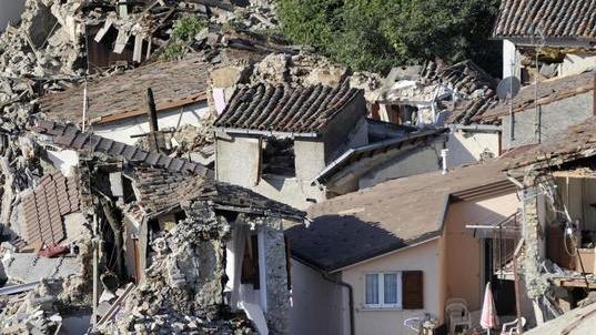 Andrea sepolto nel crollo della casa: il dolore a S. Antioco