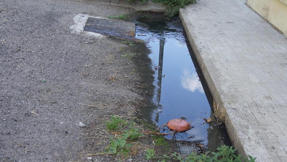 La fogna esplode ancora, in via Pertini ora è rivolta