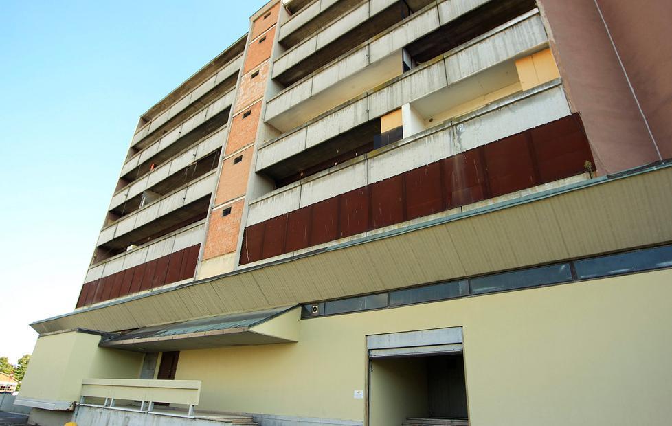Il palazzaccio di via Adda chiuso e senza un futuro 