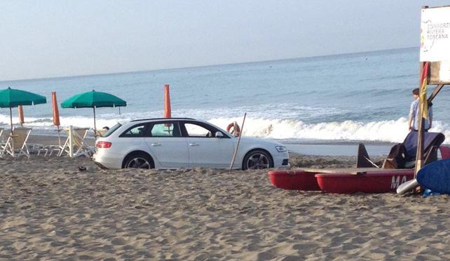 L'auto parcheggiata sulla riva