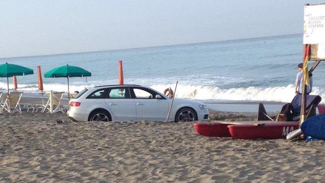 L'auto parcheggiata sulla riva